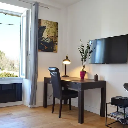 - Rénové Et Moderne - Au Calme - Centre - à Pied